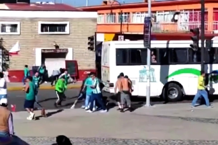 Una persona lesionada deja trifulca entre aficionados del Toluca y el Leon en pleno centro de Metepec