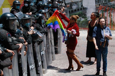 Comunidad LGBTTTI lucha con policías por entrar a la Catedral de Toluca