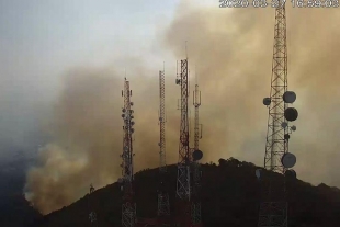 Trabajan combatientes para controlar el fuego en el parque estatal Sierra de Guadalupe