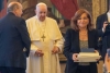 Papa Francisco condecora a la periodista mexicana Valentina Alazraki