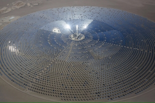 Inaugurada en 2014, esta instalación emplea energía termosolar de concentración