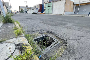 Robo de coladera pone en riesgo a peatones