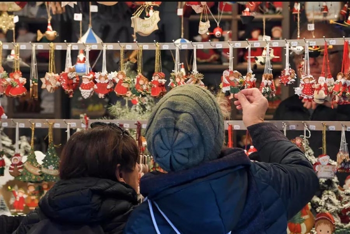 Francia anuncia plan para impulsar la economía ante la temporada Navideña