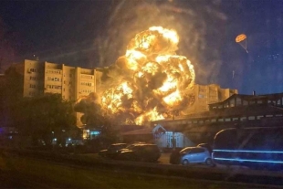 Avión militar ruso se estrella contra un edificio; buscan a víctimas