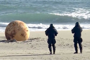 Qué se sabe de la misteriosa esfera que apareció en las playas de Japón