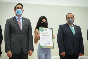 Sharon Hernández, estudiante de la UAEM, desarrolla toalla femenina biodegradable