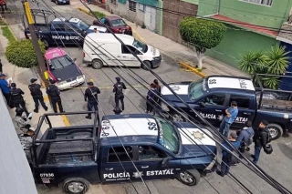 Dejan cuerpo de un hombre esposado en taxi en Ecatepec