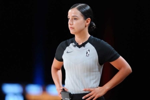 Blanca Burns, la primera árbitro mexicana en la NBA