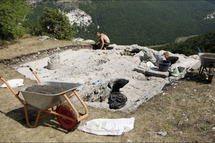 Encuentran tumbas de "gigantes" bizantinos en Crimea