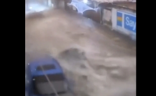 En Coyotepec se desbordó un canal de aguas caudalosas que bajaron por la calle Insurgentes, donde más de un vehículo fue arrastrado
