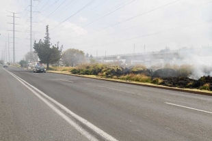 Incendio de basura y pastizales provoca movilización en Metepec