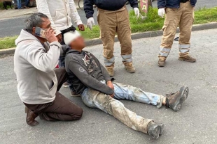 Choca motociclista contra una camioneta  en Zinacantepec