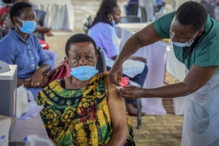 ¡Y ahora en Uganda! Les inyectan agua en vez de vacuna antiCovid