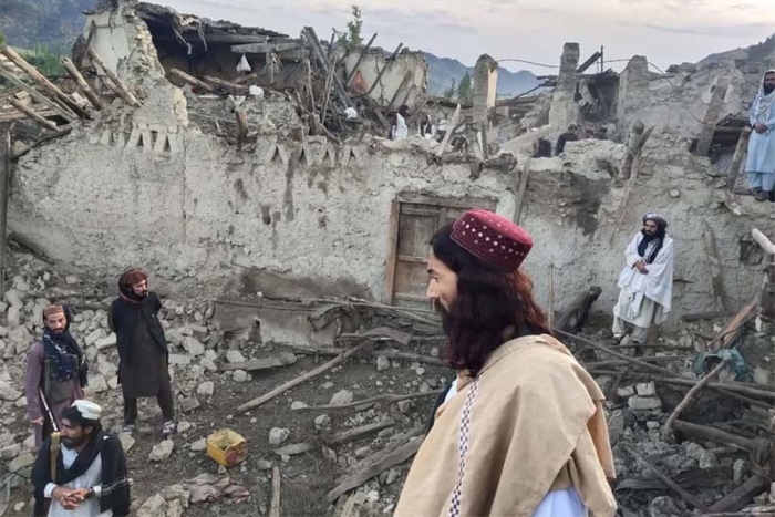 Terremoto en Afganistán deja mil muertos y cientos de heridos