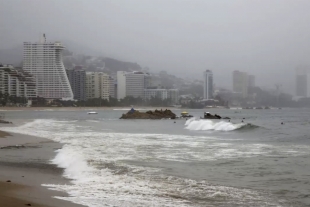 &quot;Julio&quot; se degrada a depresión tropical, mientras se aleja de las costas mexicanas