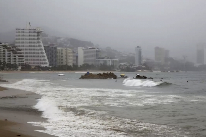 "Julio" se degrada a depresión tropical, mientras se aleja de las costas mexicanas