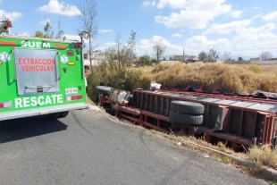 Vuelca camión con legumbres en San Cristobal Huichochitlán