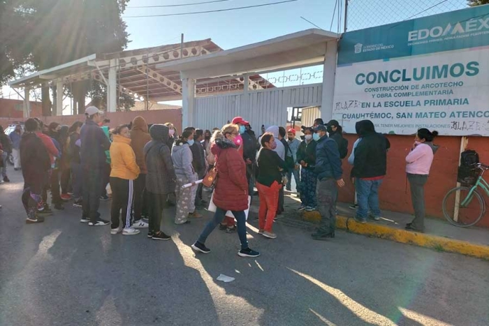 Padres de familia de la escuela  “Cuauhtémoc” en San Mateo Atenco; piden la destitución del director
