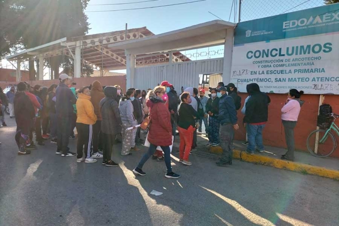 Padres de familia de la escuela “Cuauhtémoc” en San Mateo Atenco; piden la destitución del director