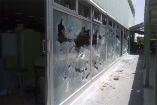 Estudiantes de la Normal de Tenería realizaron destrozos la tarde de este jueves en el SEIEM