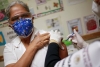 Autoridades capitalinas piden acudir por apellido a vacunación para adultos mayores