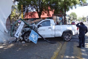 Conductor se pasa el alto y se estrella contra barda