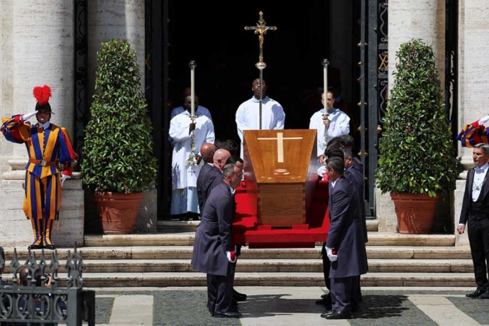 El funeral del Papa Francisco reunió a líderes mundiales y fieles en una emotiva ceremonia en la Plaza de San Pedro, seguida por su inhumación en la Basílica de Santa María la Mayor.