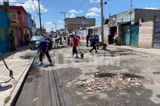 Hartazgo en Calixtlahuaca: bacheo vecinal por abandono municipal