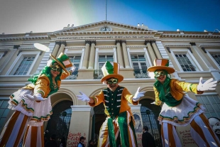 La investigadora, educadora y promotora cultural universitaria Margarita de la Vega Lázaro exhortó al alumnado y profesorado a llevar el teatro universitario a las comunidades indígenas del Estado de México.