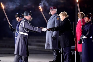Alemania se despide de su canciller Angela Merkel con desfile militar