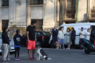 Las autoridades locales detallaron que el hombre desalojó su departamento ubicado en el segundo piso, pero tropezó y perdió el conocimiento.