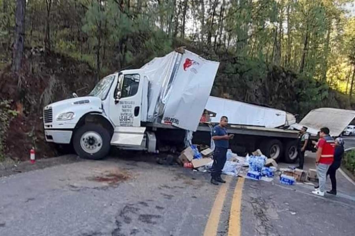 Pierde el control de tráiler y choca contra un cerro en Temascaltepec; dos lesionados