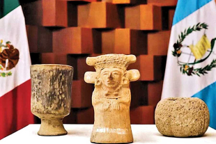 El conjunto de piezas incluye fragmentos de cerámica prehispánica