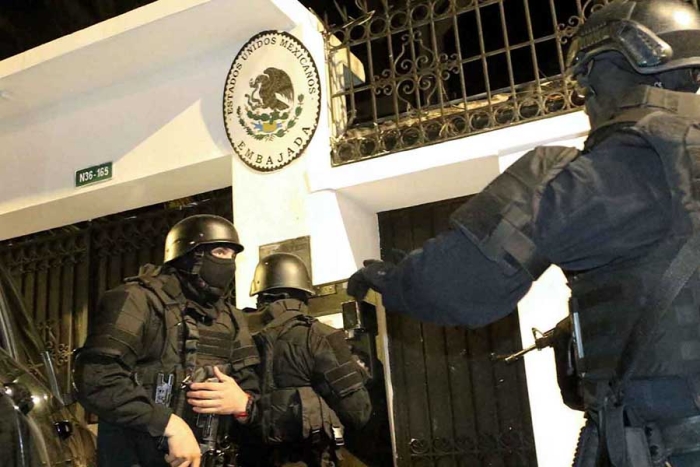 El jefe de Cancillería de la misión mexicana en Ecuador, Roberto Canseco, denunció agresiones que recibió por parte de la policía, con cuyos miembros forcejeó hasta caer el piso.