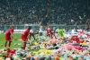 “Lluvia de peluches” en partido de futbol para niños de Turquía