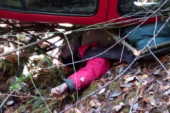 Muere automovilista al caer a barranco en Santa María del Monte