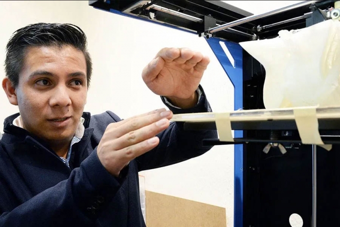 Alumno de UNAM diseña impresora 3D para replicar huesos