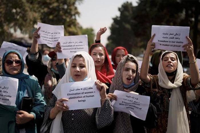 Mujeres protestan contra medidas impuestas por talibanes