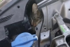 ¡UPS! Gatito se refugia en el motor de un auto y bomberos lo desmantelan para salvarlo