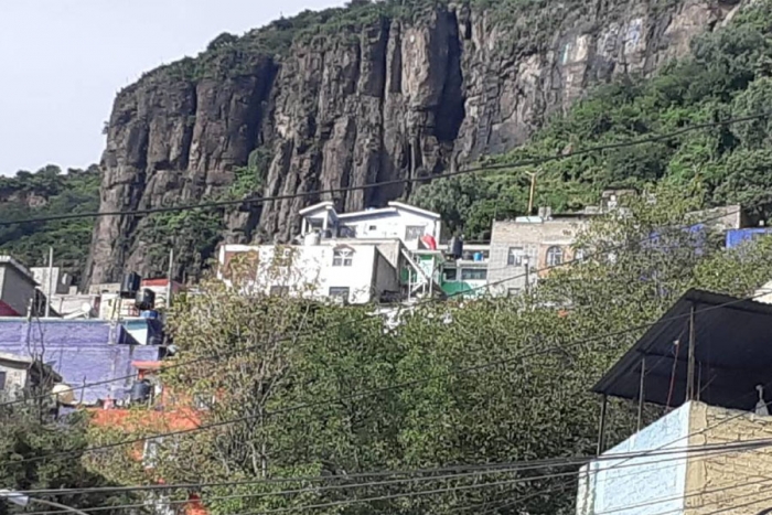 Habitantes de Naucalpan alertan por posible agrietamiento de cerro