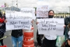 Bloquean carretera para exigir justicia por agresión de policías a joven de San Antonio la Isla