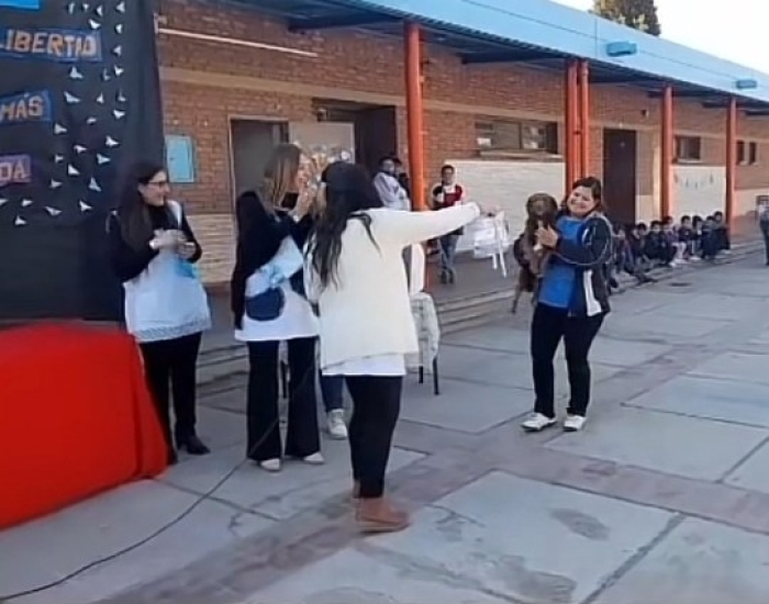 Suave reconocimiento; perrito recibe diploma por cuidar a niños de una escuela