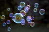 ¿Por qué se forma un remolino de colores en una burbuja?