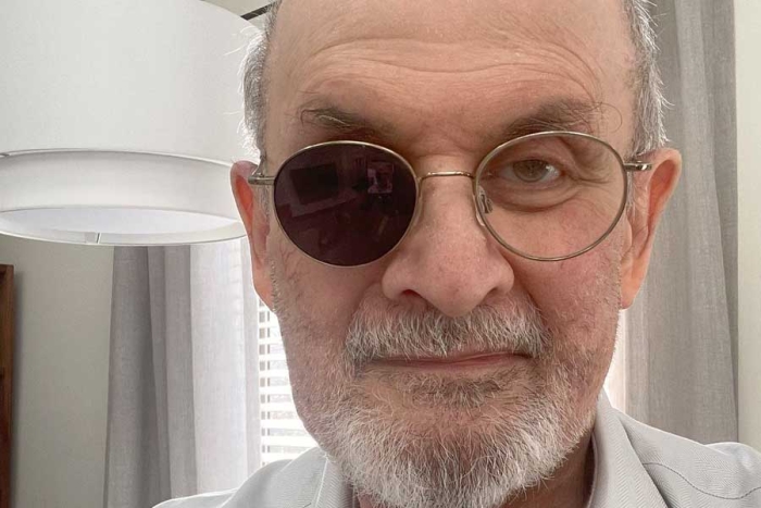 A seis meses de ser apuñalado, Salman Rushdie reaparece con una nueva novela