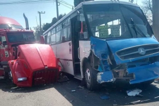 Caos vial ocasionado por un choque entre camiones