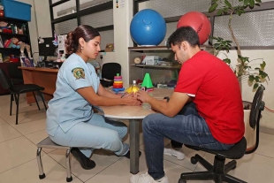 A partir de un diagnóstico, añadió, es posible proponer ajustes en la carga de trabajo o en la forma que se desempeña para evitar lesiones con la intención de prevenir daños físicos o emocionales al realizar sus actividades laborales. 