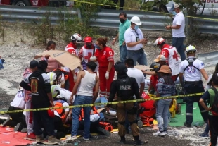Volcadura de autobús en Puebla deja un muerto y 45 heridos