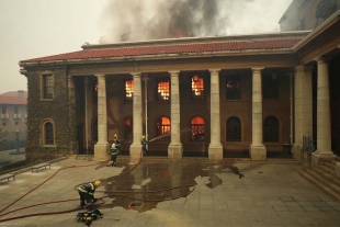 Incendio destruye la universidad más antigua de Sudáfrica