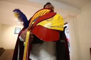 La preparación para encarnar a El Espía es un ritual en sí