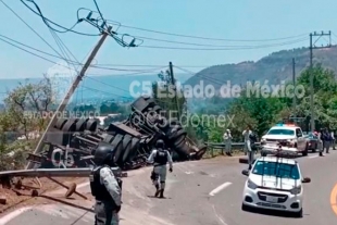 Volcadura de tráiler paraliza la carretera Tenango-Tenancingo